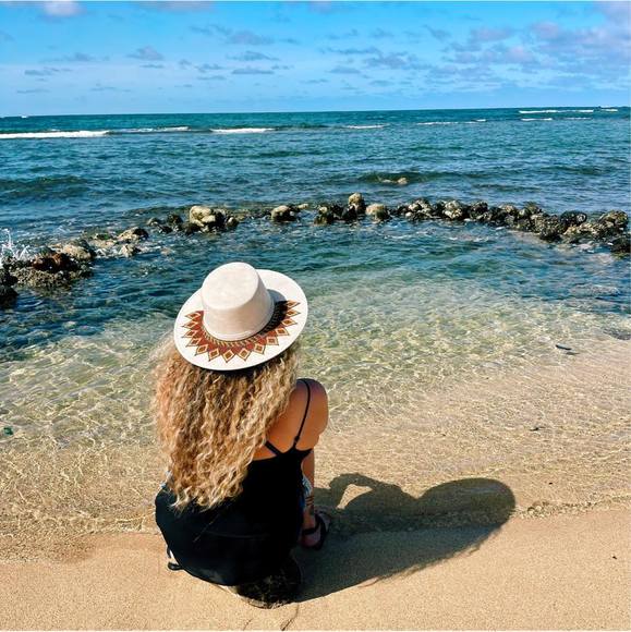 Meet your Posher, Gabrielle - Picture 1 of 1